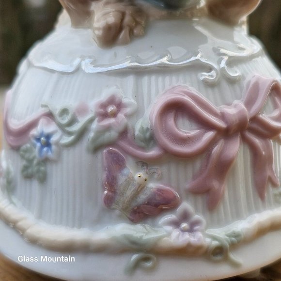 SOLD - Blue Jay Porcelain Vintage Melody Musical Box With Embossed Details - Picture 7 of 10